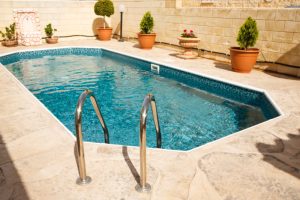 טרנדים עכשוויים בבריכות - כך תשלבו בריכה מלבנית בעיצוב גינה מודרנית